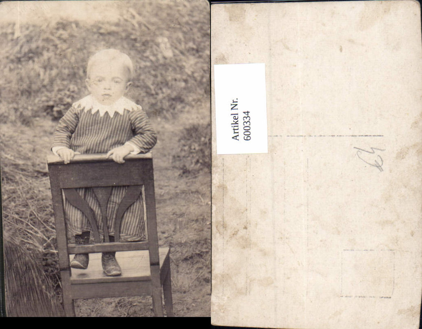 600334,Foto Ak Kind Kleinkind a. Stuhl stehend Portrait