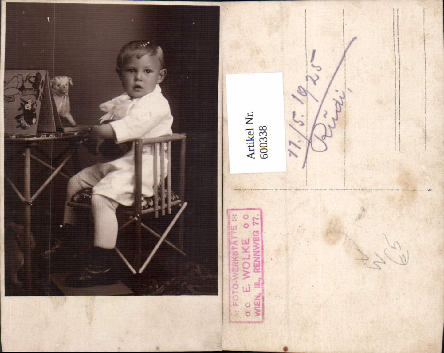600338,Foto Ak Kind Bub Junge m. Spielzeug Buch pub E. Wolke Wien
