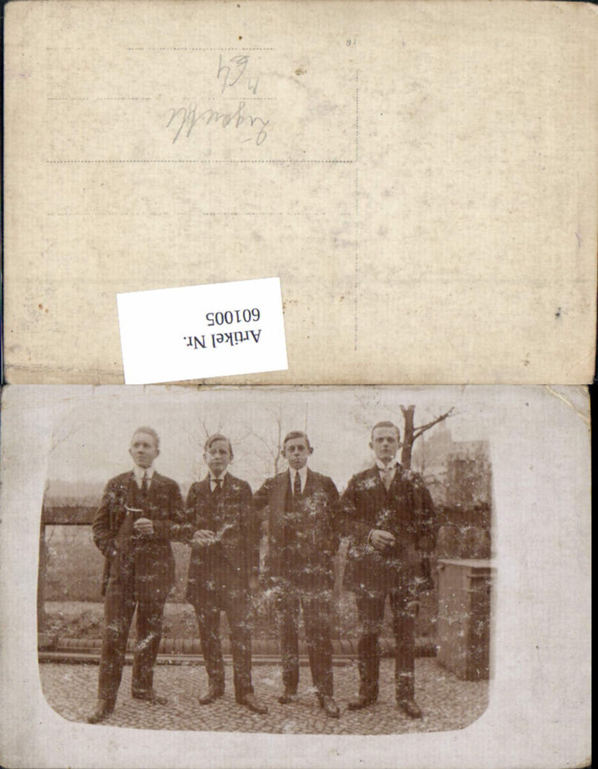 601005,Foto Ak Gruppenbild Junge Männer Anzug Rauchen Zigarette