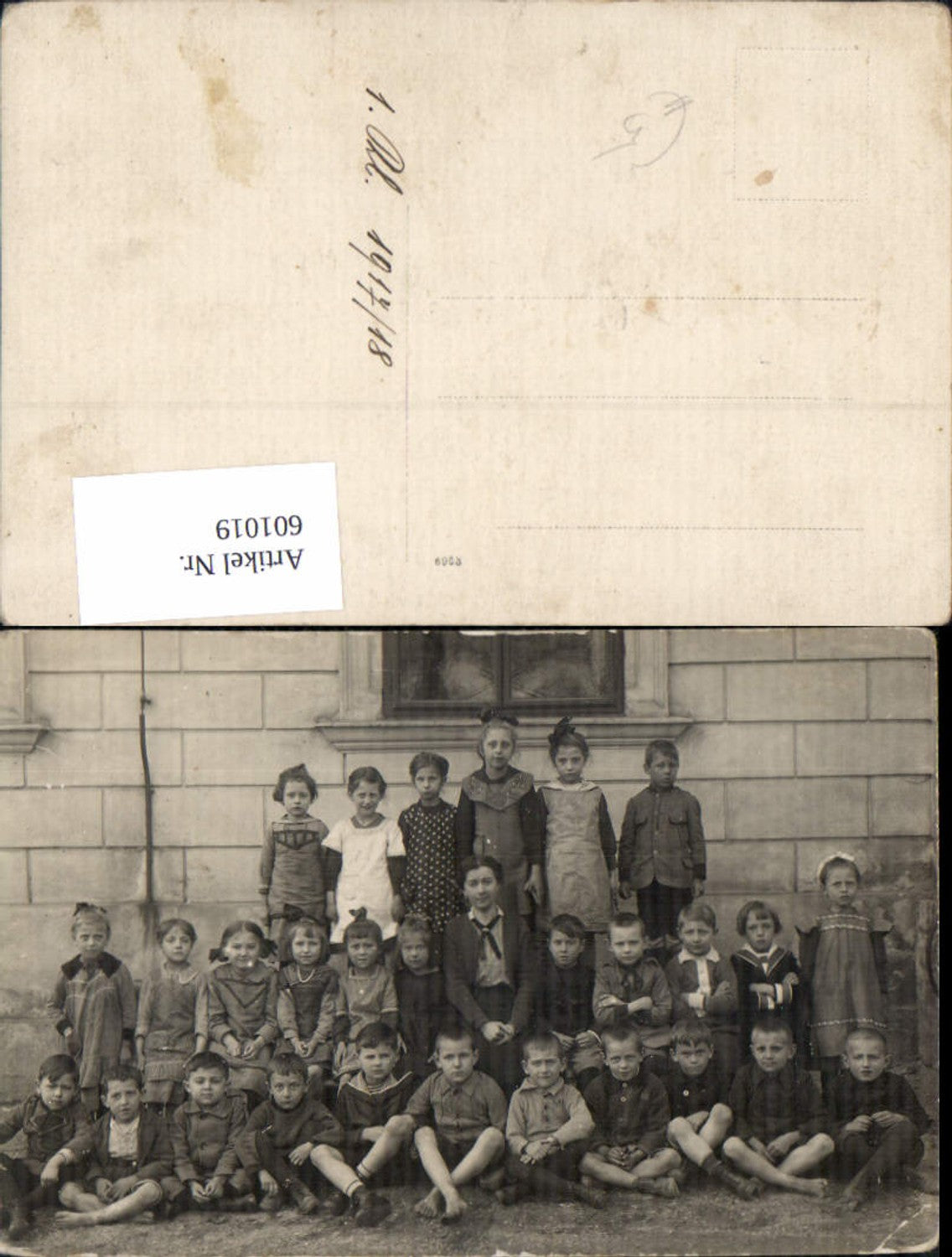 601019,Foto Ak Gruppenbild Kinder m. Lehrerin Schule 1917