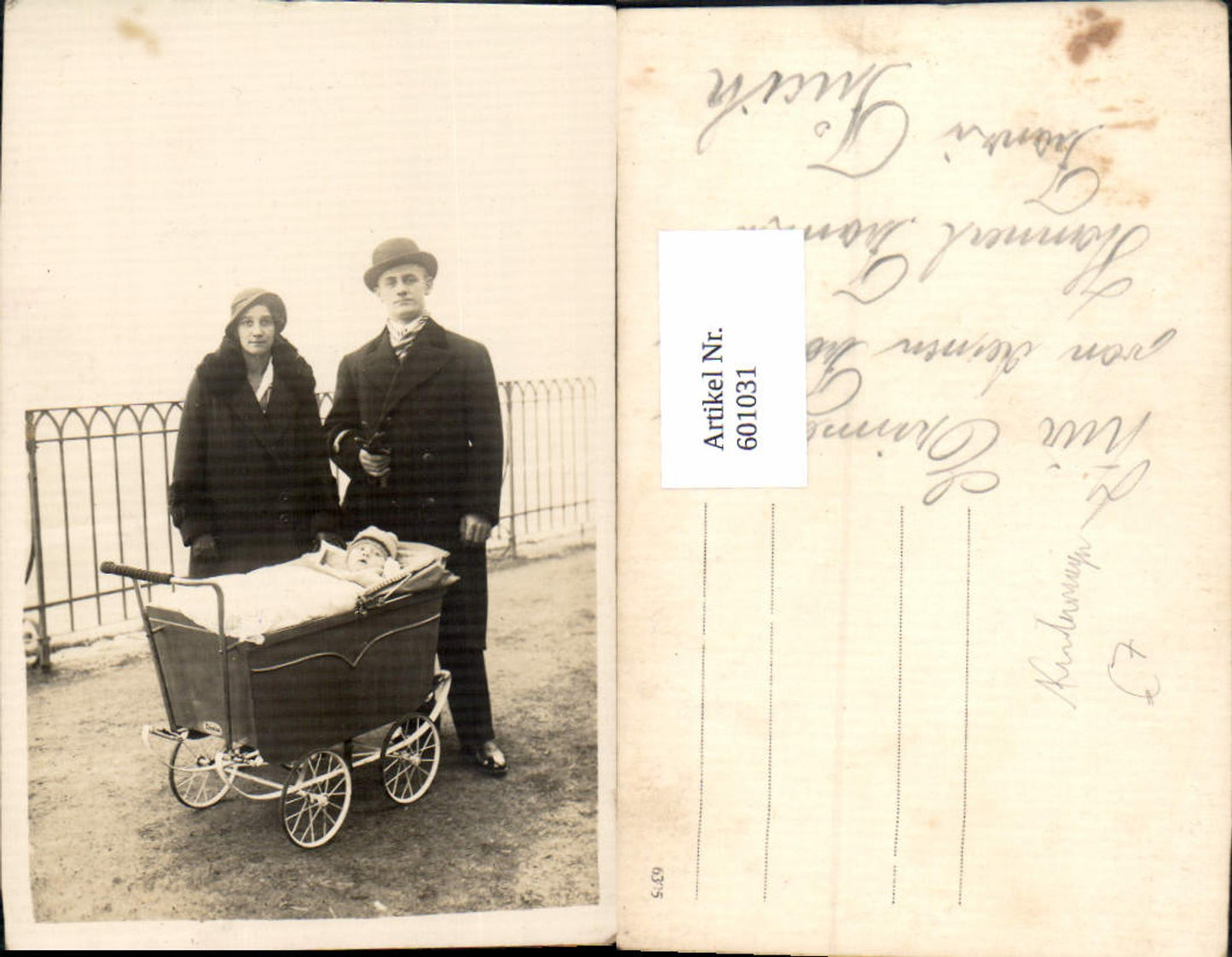 601031,Foto Ak Familie Portrait Kind Kleinkind i. Kinderwagen Mode Pelzkragen