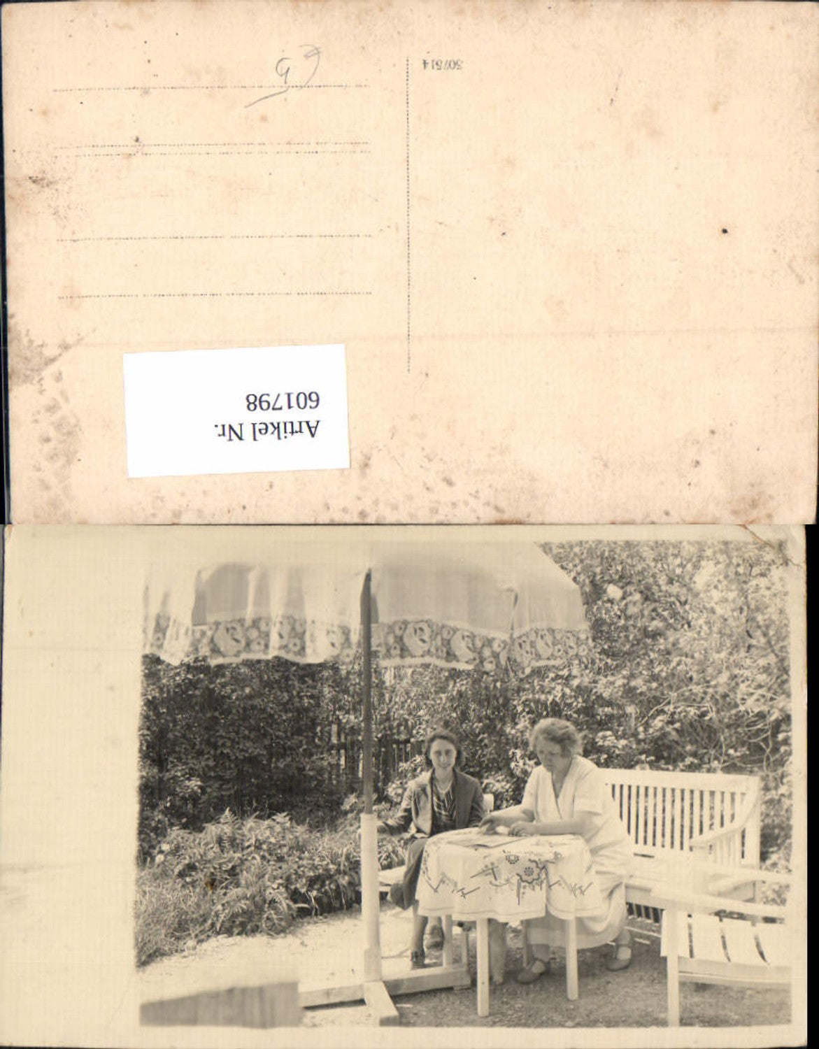 601798,Foto Ak Frauen i. Garten Lesen Sonnenschirm