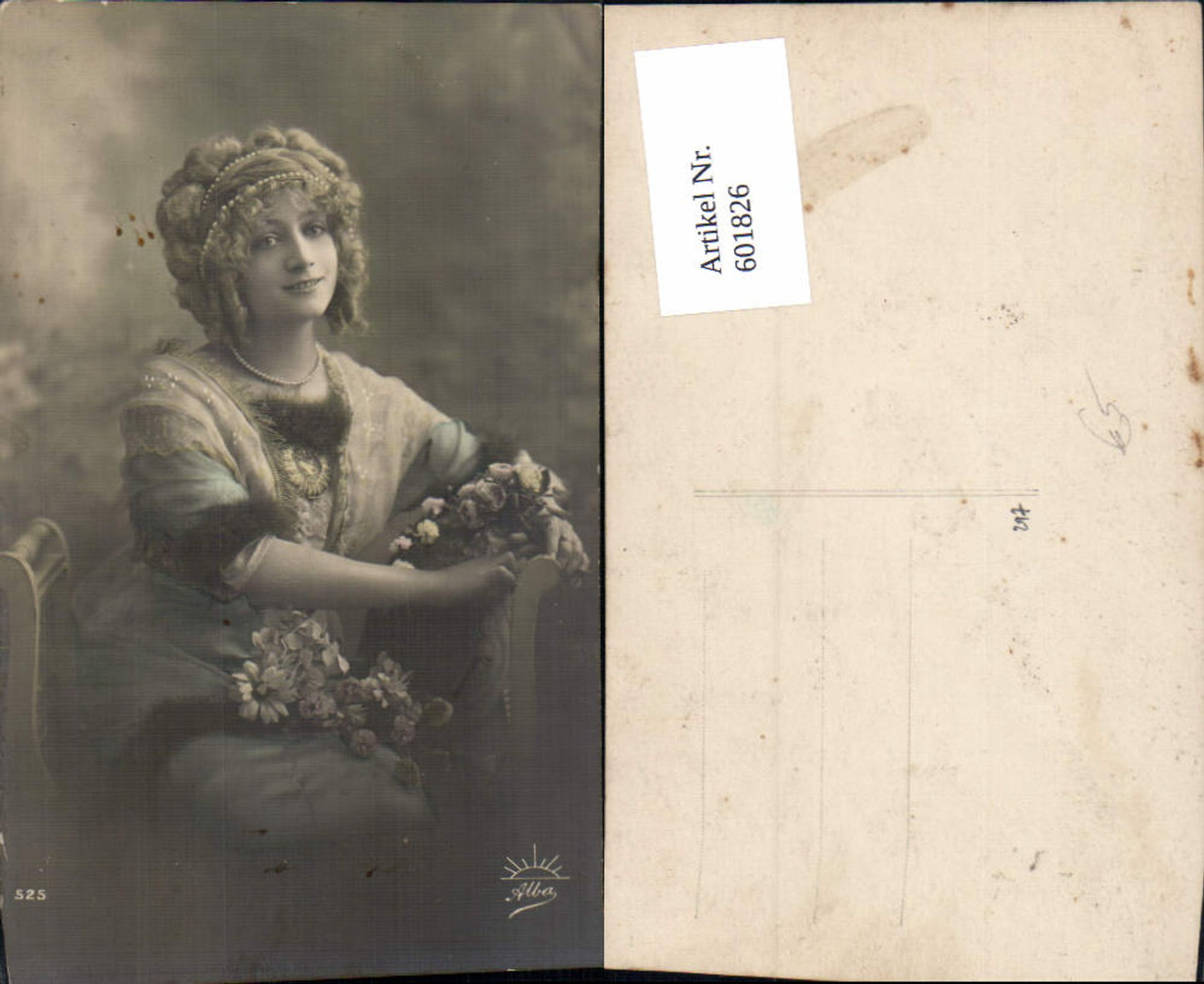 601826,Foto Ak Frau Perlenkette i. Haar Mode Pelzmode Pelz Blumen