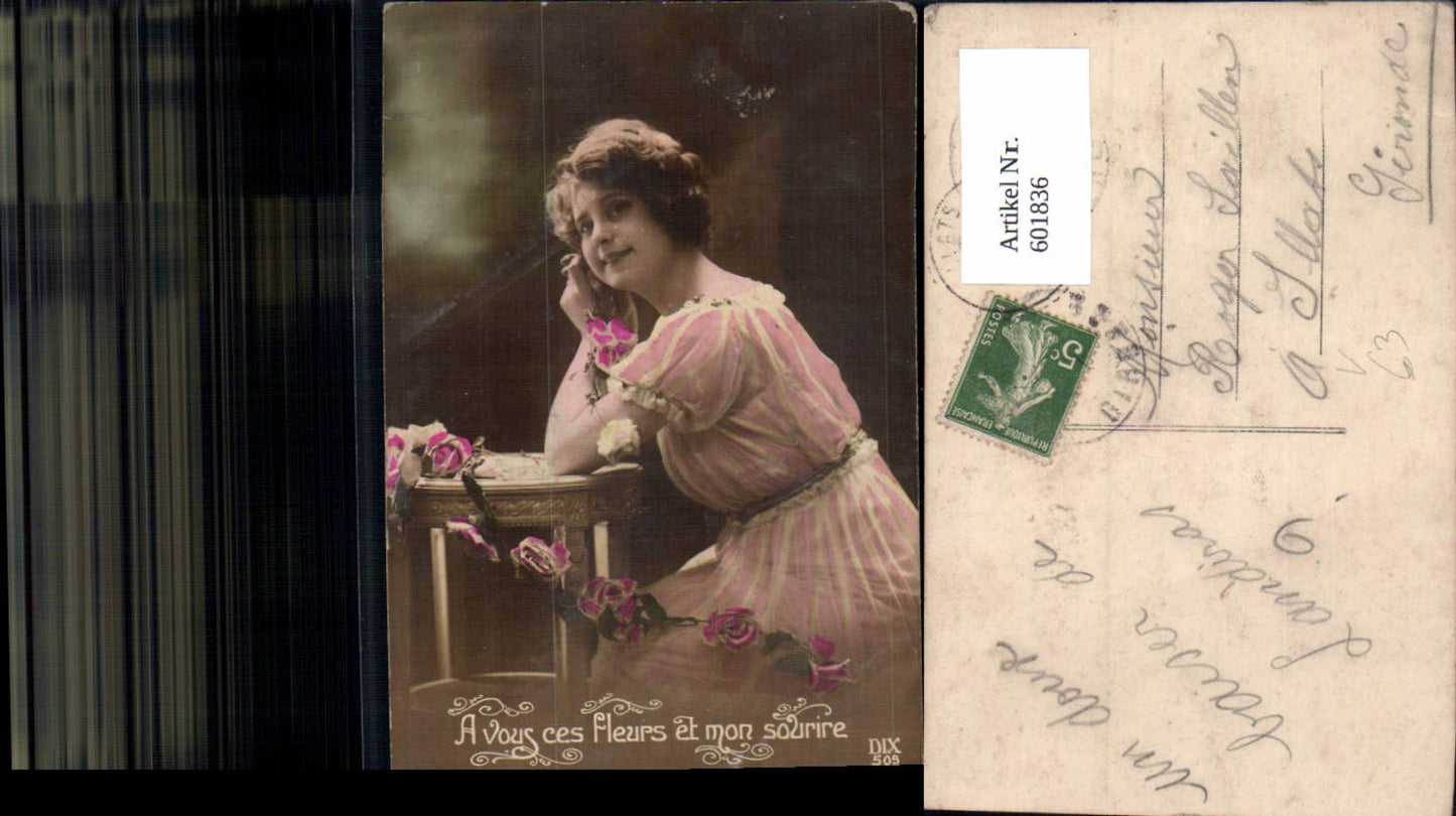 601836,Frau Blumen Rosen a. Tisch sitzend A vour ces fleurs et mon sourire pub DIX 509