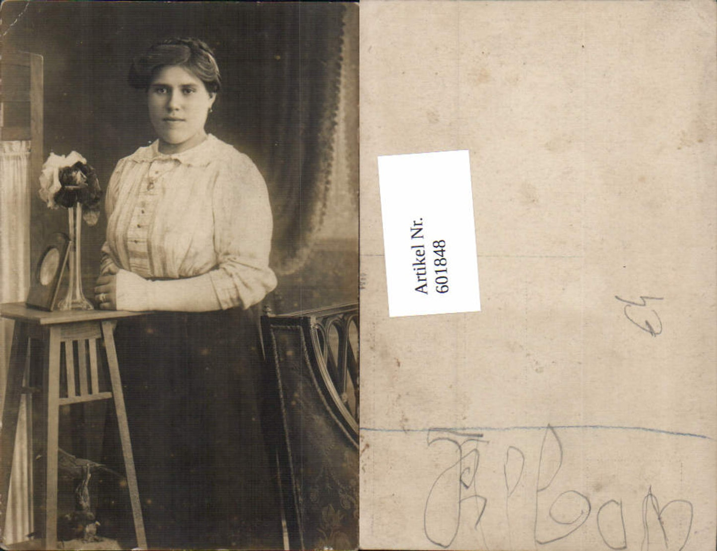 601848,Foto Frau Mode b. Blumentisch stehend Vase Interieur