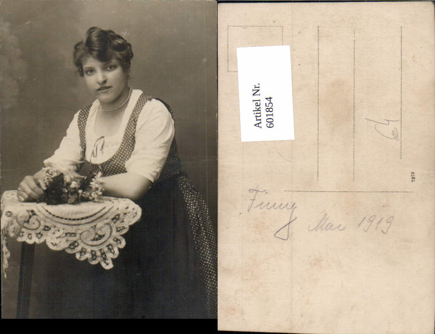 601854,Foto Ak Frau Dirndl Tracht Perlenkette Blumen