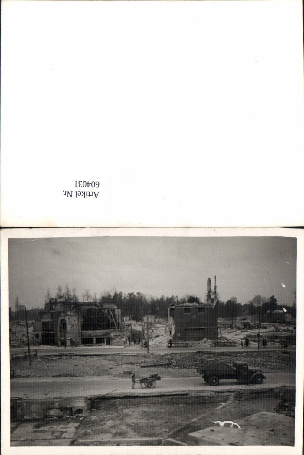 604031,Foto WK 2 Kriegsschäden zerstörte Stadt Zerstörung LKW Oldtimer