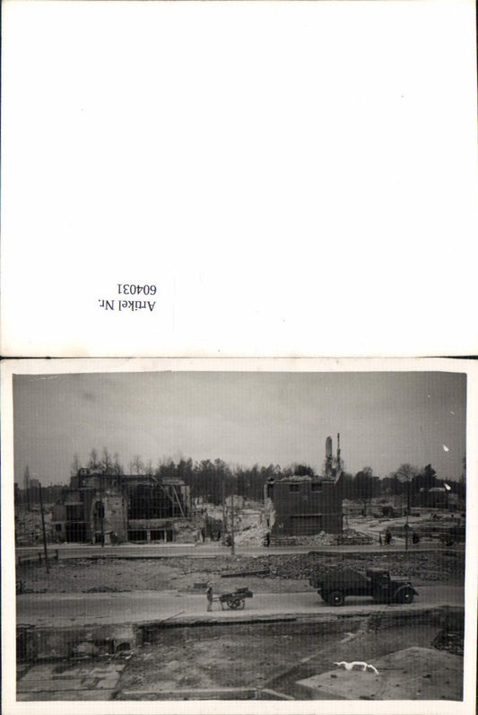 604031,Foto WK 2 Kriegsschäden zerstörte Stadt Zerstörung LKW Oldtimer