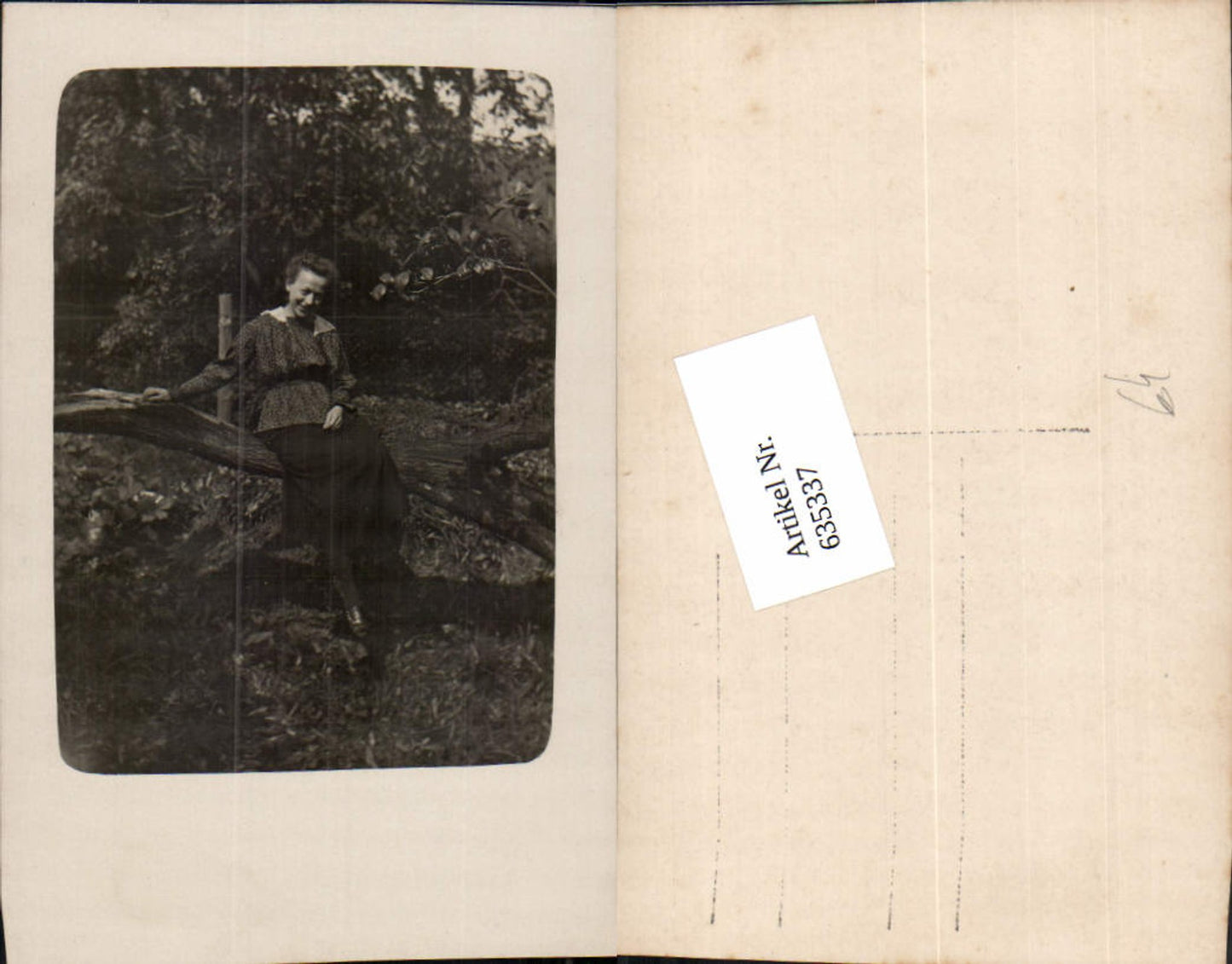 635337,Foto-AK Frau auf Baumstamm