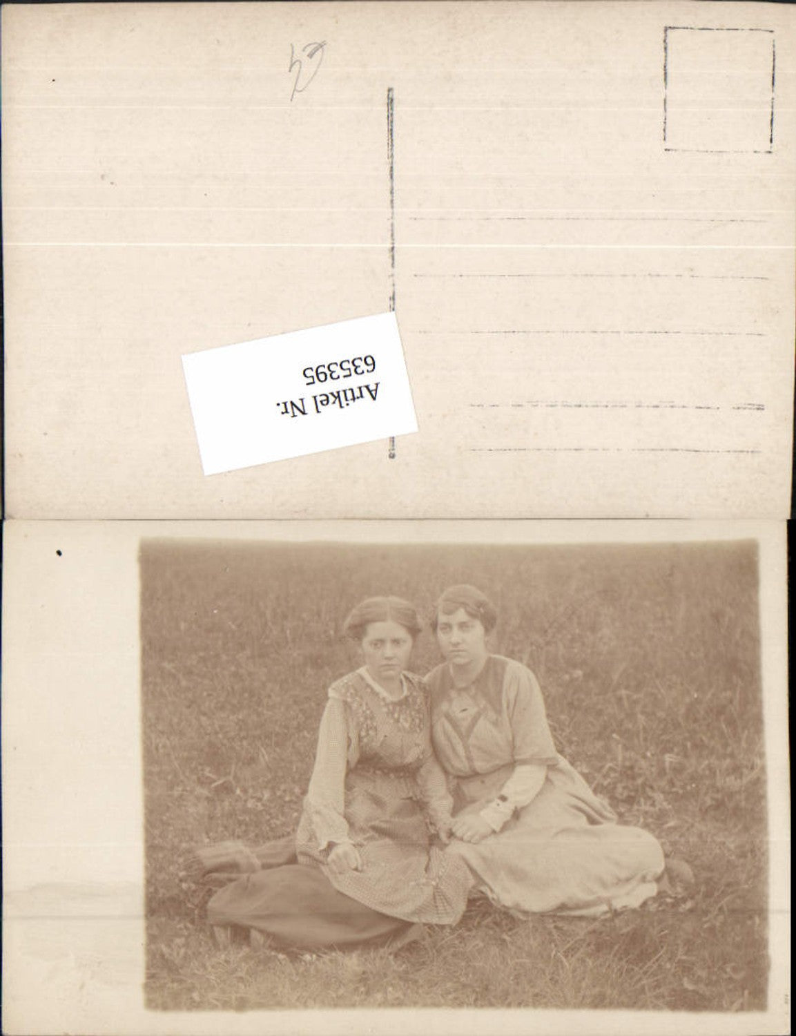 635395,Foto-AK Frauen Frau Kleid in Wiese