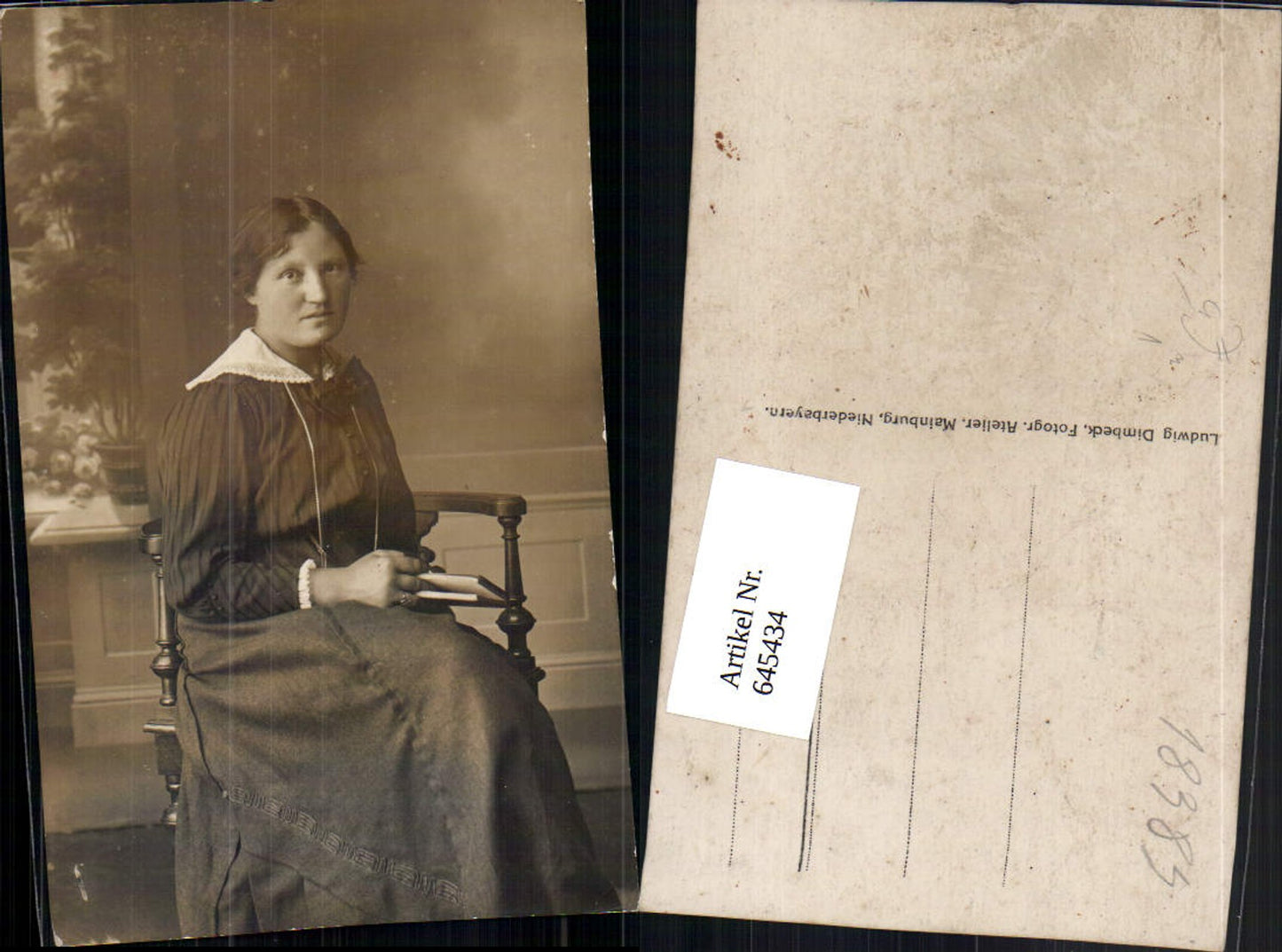 645434,Foto-AK Fotograf Ludwig Dimbeck Mainburg Frau Buch Kleid