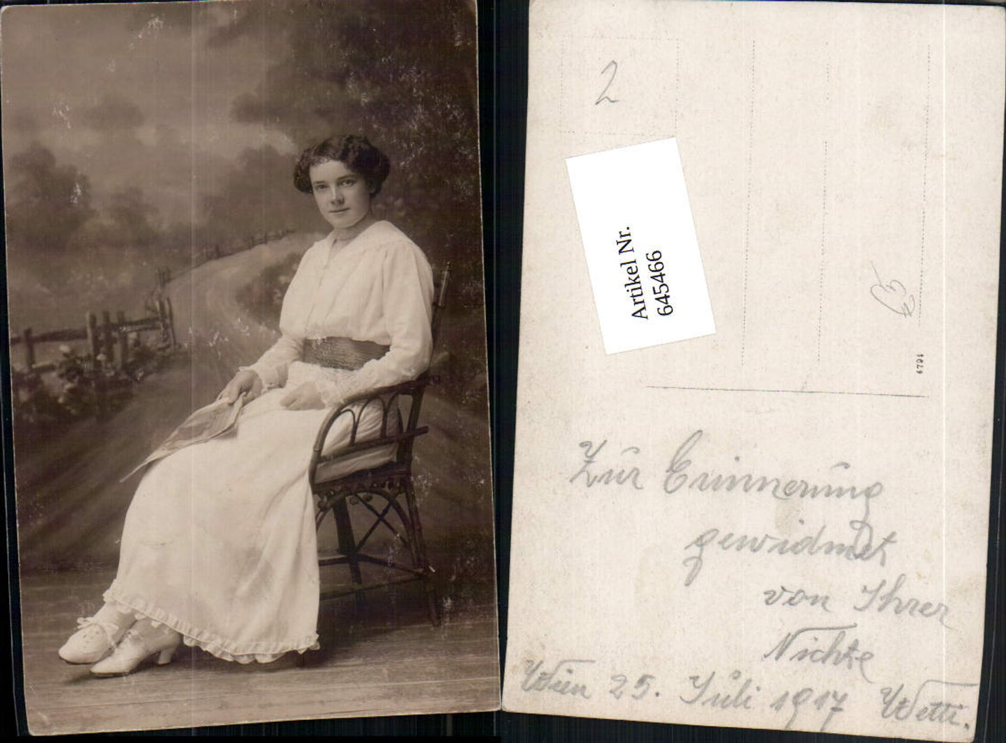 645466,Foto-AK Frau modische Frau Kleid liest Zeitung lesen Stuhl
