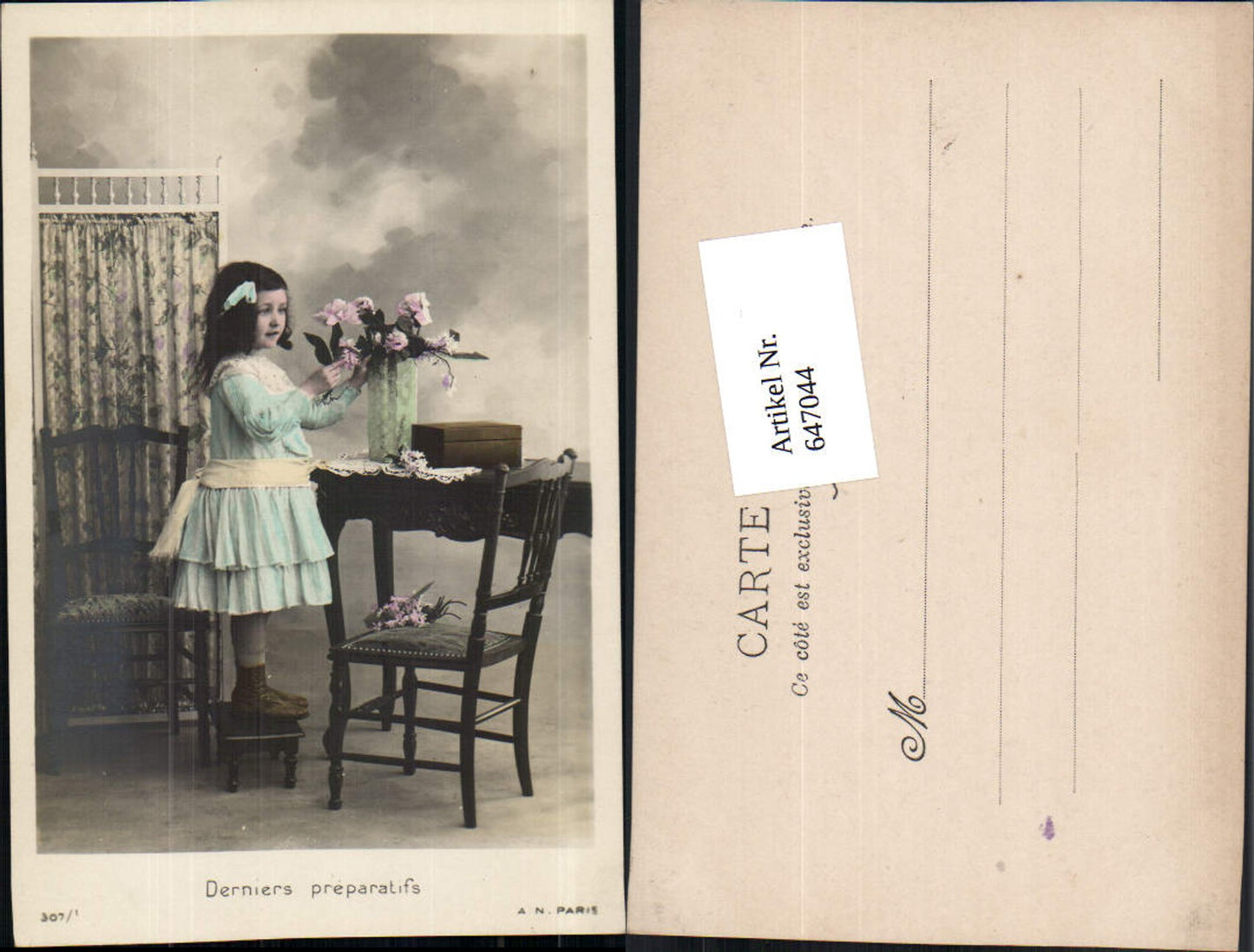 647044,Foto-AK Kind Mädchen Kleid Rosen Blumen Stuhl Sessel Tisch