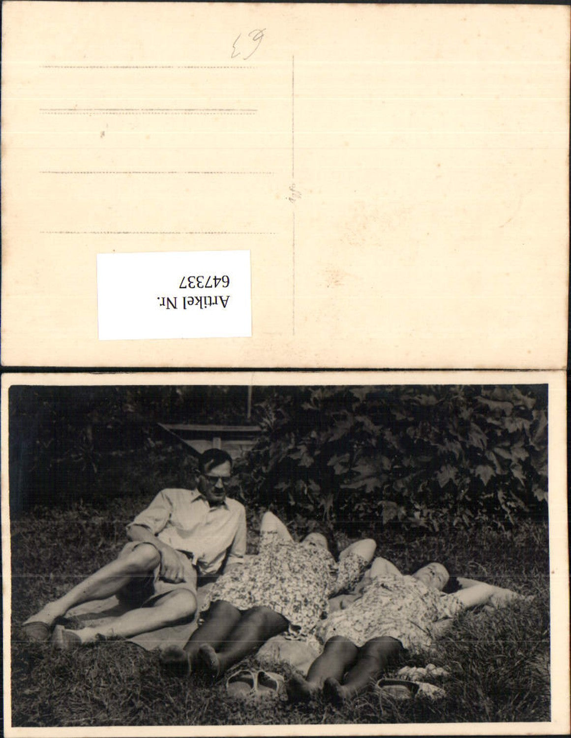 647337,Fotokunst Mann Frauen liegen auf Wiese
