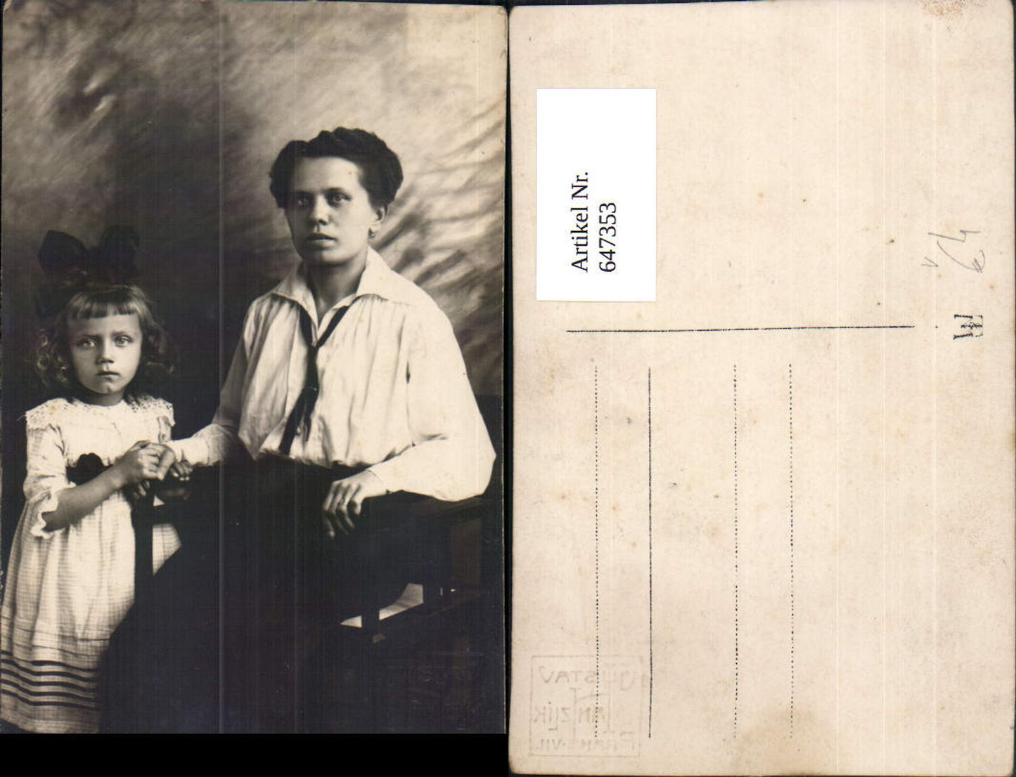 647353,Fotokunst Mutter m. Kind Mädchen Haarschleife pub Gustav Hanzlik Praha Prag