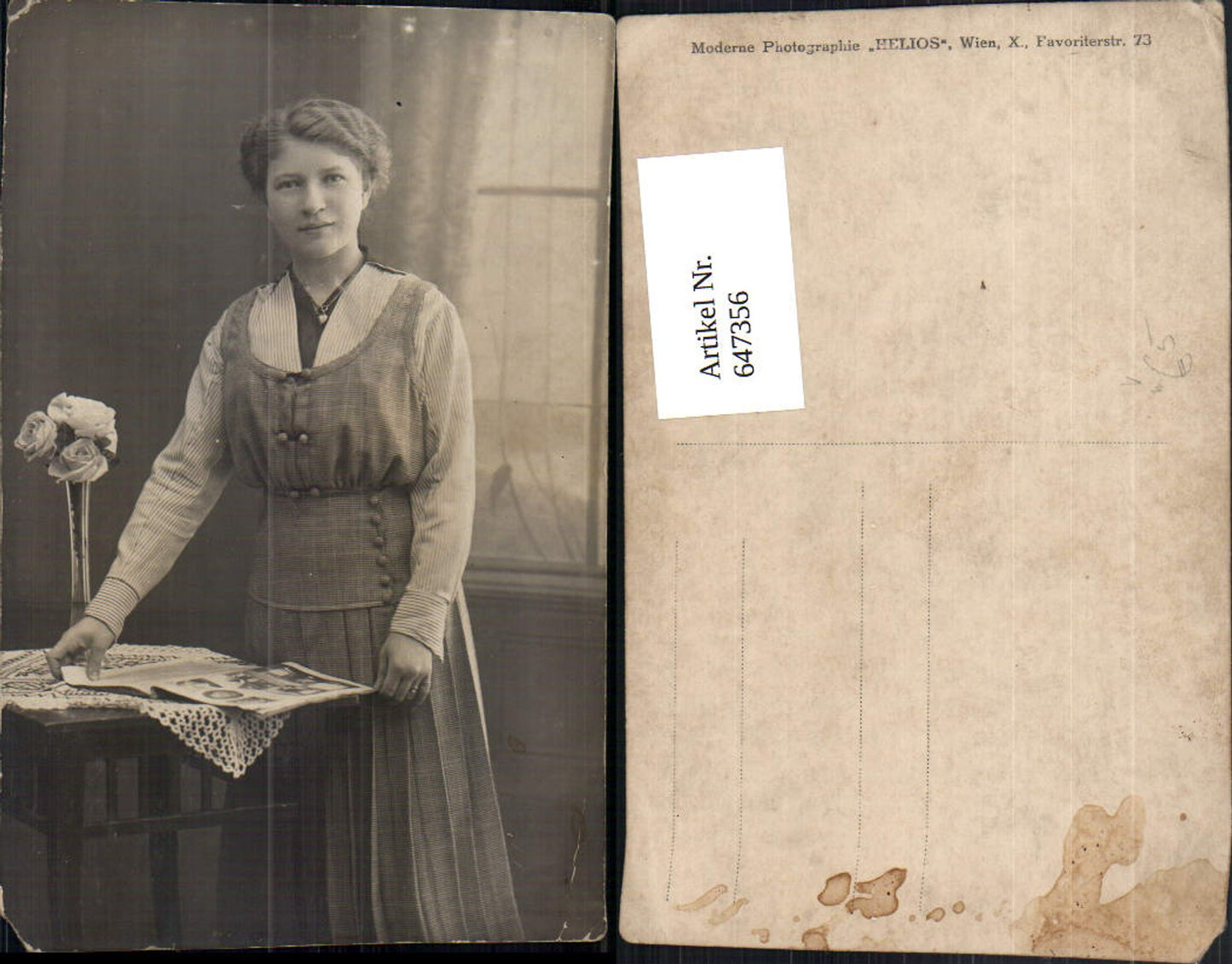 647356,Fotokunst Frau Lesen Zeitung Vase m. Rosen Blumen pub Helios