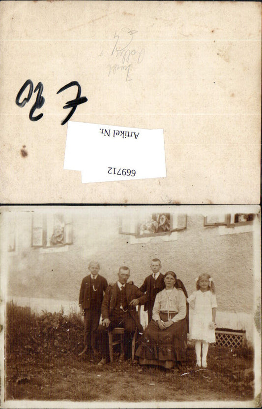 669712,Foto Portrait Familie vor Haus Mann mit Anzug Tracht Schwalbenschwanz Kopftuch