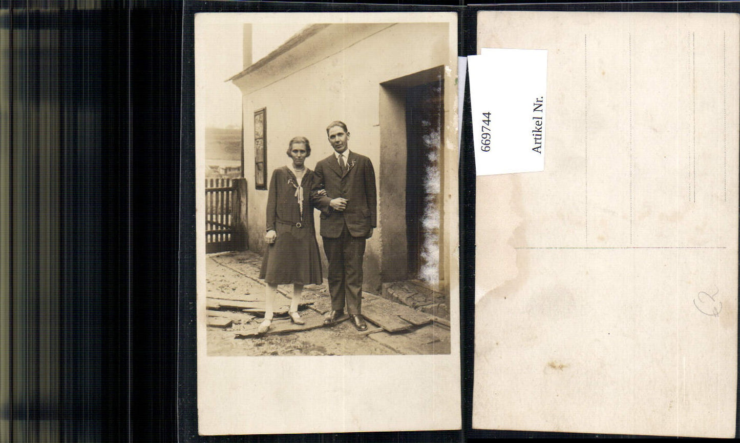 669744,Foto Ak Portrait Paar v. Haus Mann Anzug
