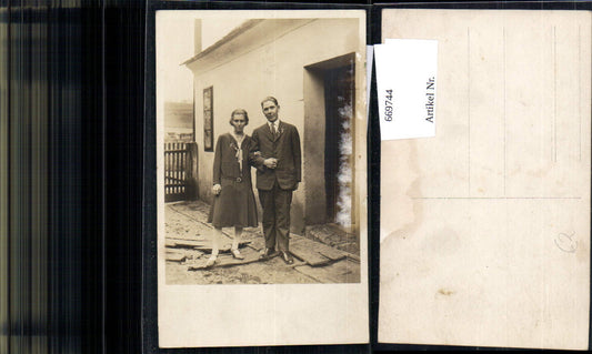 669744,Foto Ak Portrait Paar v. Haus Mann Anzug