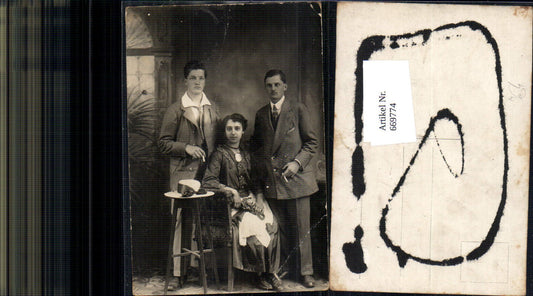 669774,Foto Ak Frau mit Männer Anzug Rauchen Hut Mode