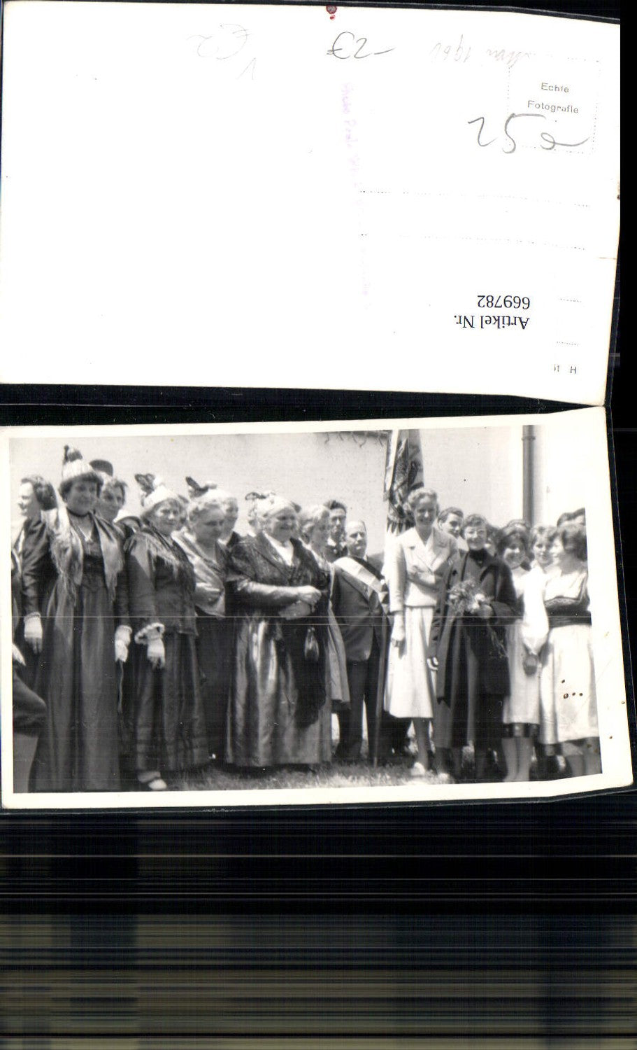 669782,Foto Ak Gruppenbild Frauen Tracht Goldhauben Fahne pub Photo Paula Witsch