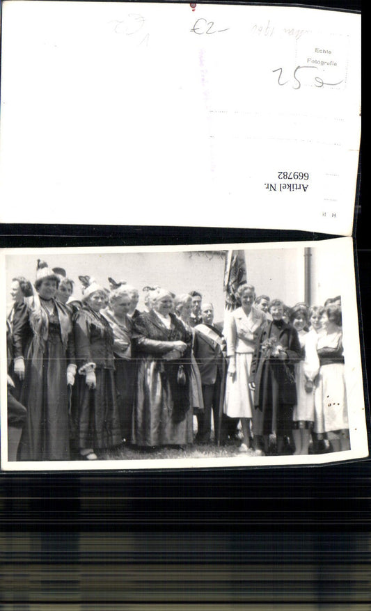 669782,Foto Ak Gruppenbild Frauen Tracht Goldhauben Fahne pub Photo Paula Witsch