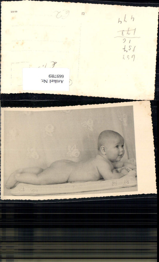 669789,Foto Ak Baby Kleinkind Akt Nackt auf Bauch liegend