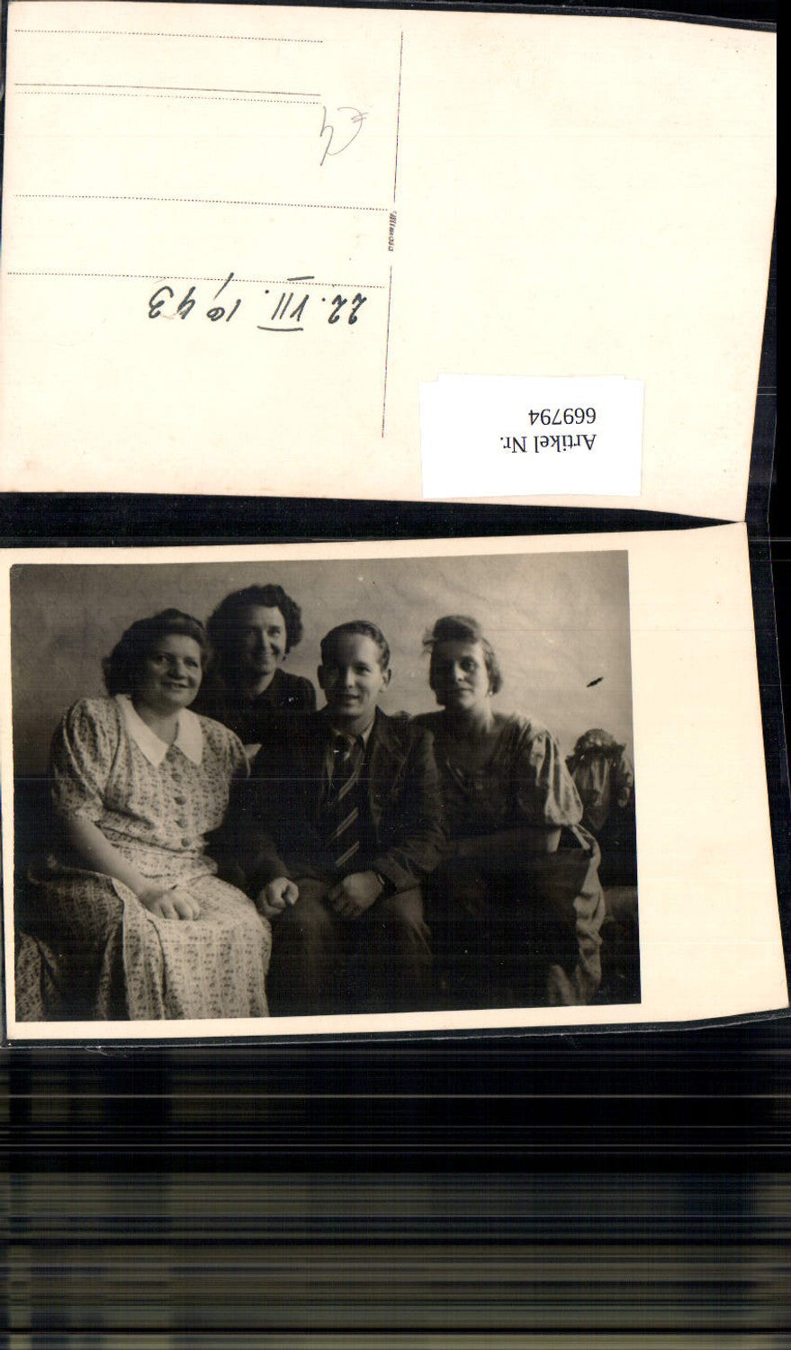 669794,Foto Ak Gruppenbild Frauen Mann Anzug 1943