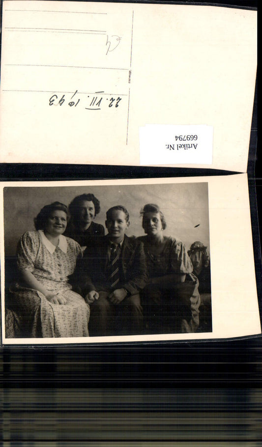 669794,Foto Ak Gruppenbild Frauen Mann Anzug 1943