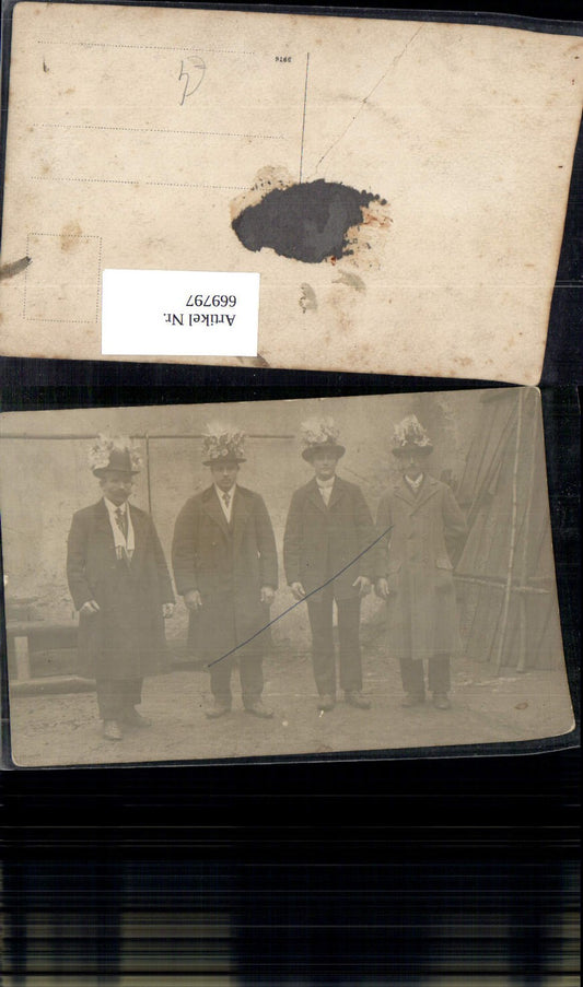 669797,Foto Ak Gruppenbild Männer Anzug Hut geschmückt Musterung