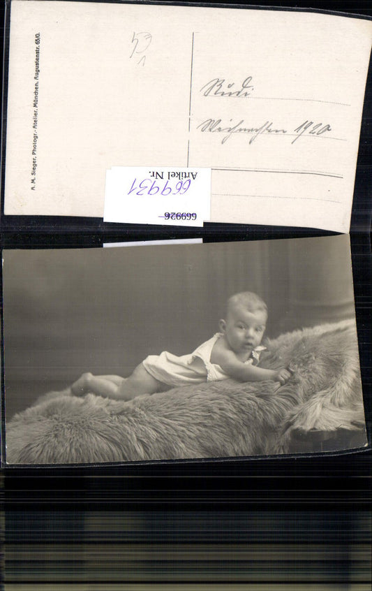 669931,Foto Ak Baby Kleinkind auf Fell liegend Rudi 1920 pub A. M. Sieger