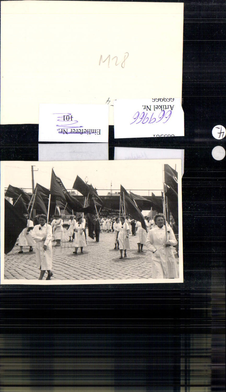 669966,Foto 1 Mai 1954 Tag der Arbeit Frauen mit Fahnen DDR Germany