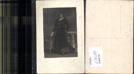 670294,Foto Ak Frau Portrai Kleid Tracht Perlenkette Blumen Rosen