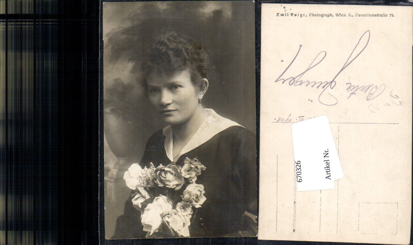 670326,Foto Ak Frau Berta Portrait 1918 Blumen Blumenstrauß pub Emil Veigt