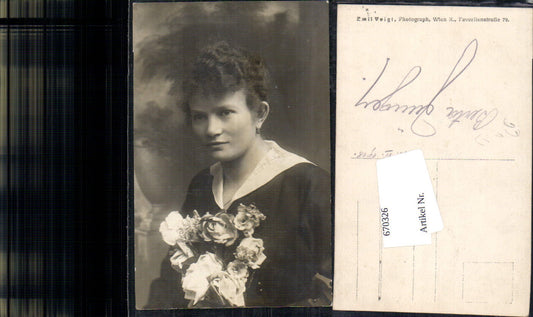 670326,Foto Ak Frau Berta Portrait 1918 Blumen Blumenstrauß pub Emil Veigt