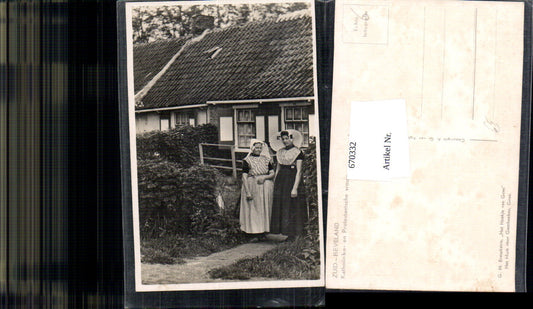 670332,Foto Ak Zuid-Beveland Frauen Tracht Haube vor Haus Gebäude Nederlands