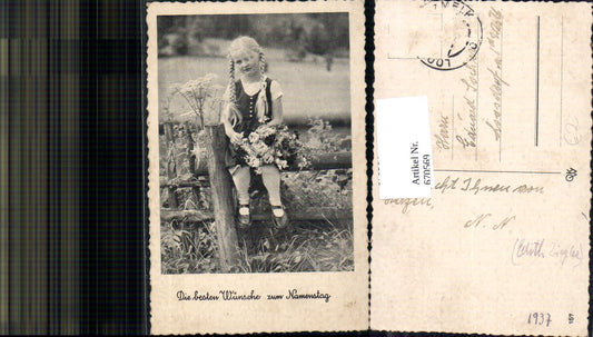 670569,Mädchen Blond Zopf Blumen a. Zaun sitzend Namenstag