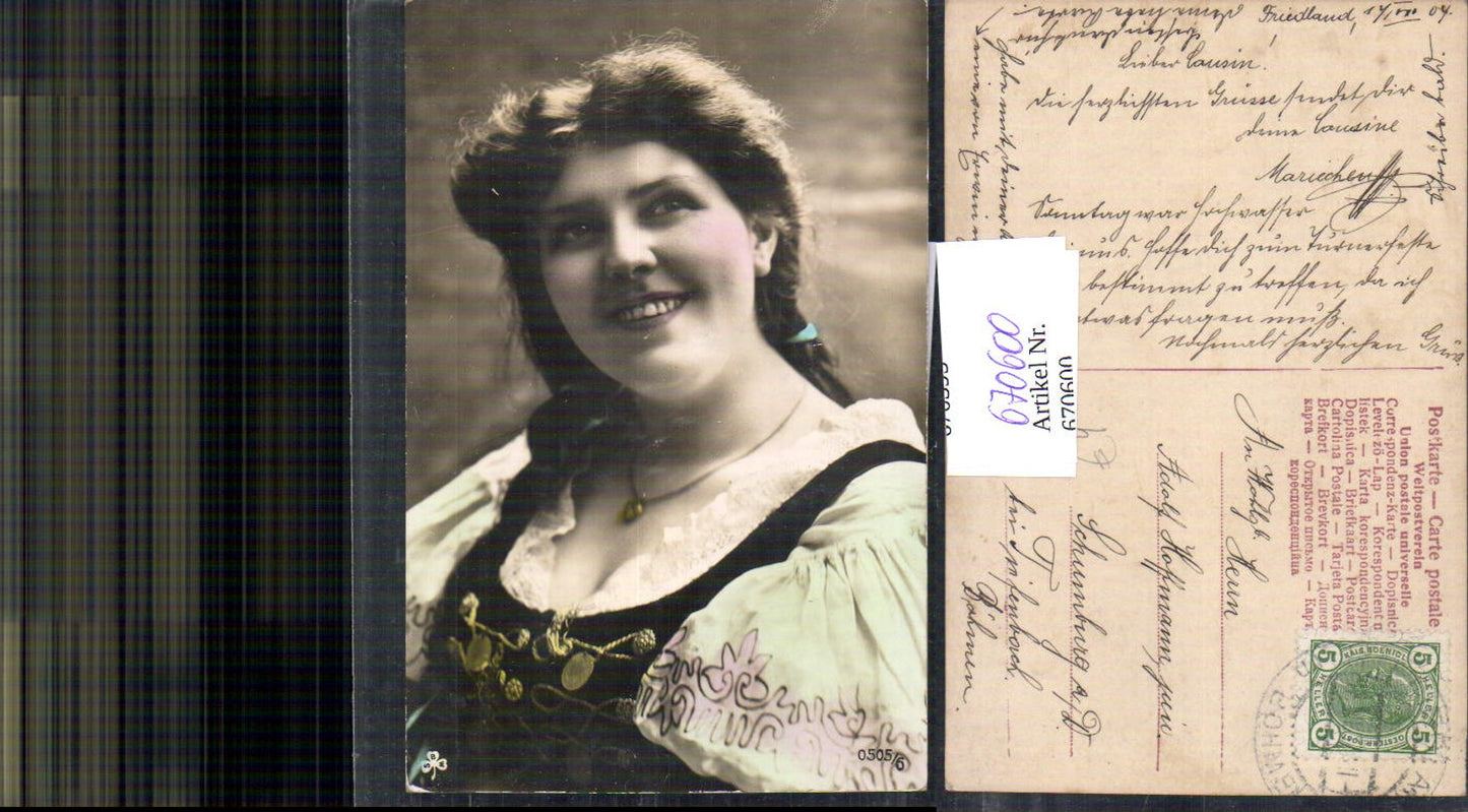 670600,Frau lachend Tracht Zopf Portrait