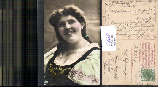 670600,Frau lachend Tracht Zopf Portrait