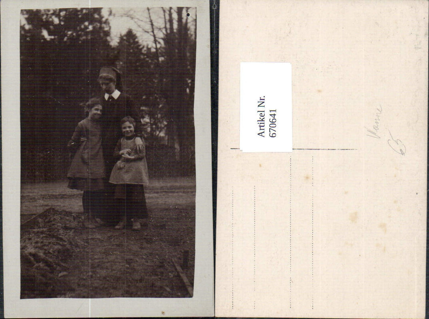 670641,Foto Ak Frau Nonne mit Kinder Mädchen