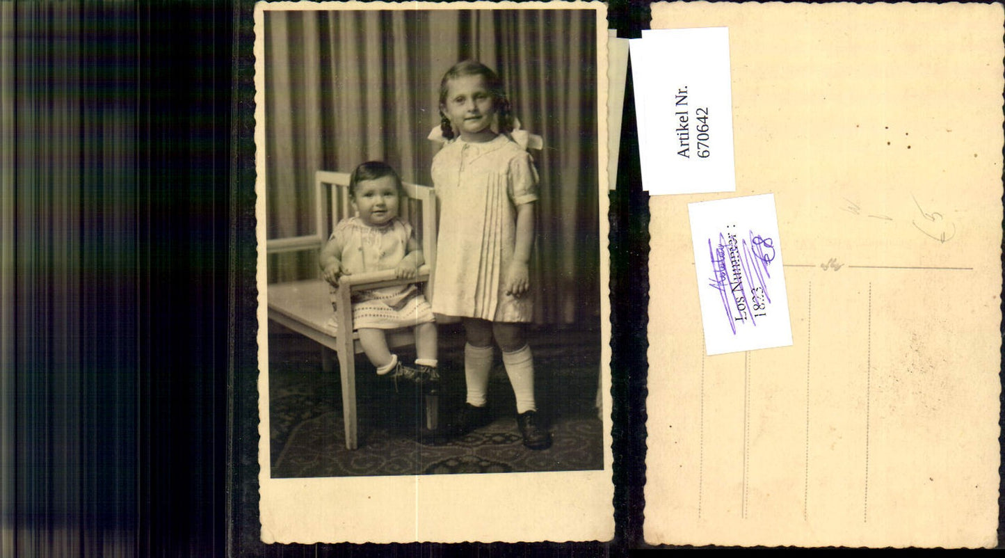 670642,Foto Ak Kinder Mädchen Zopf stehend Kleinkind a. Bank sitzend pub F. Skudnigg Wien