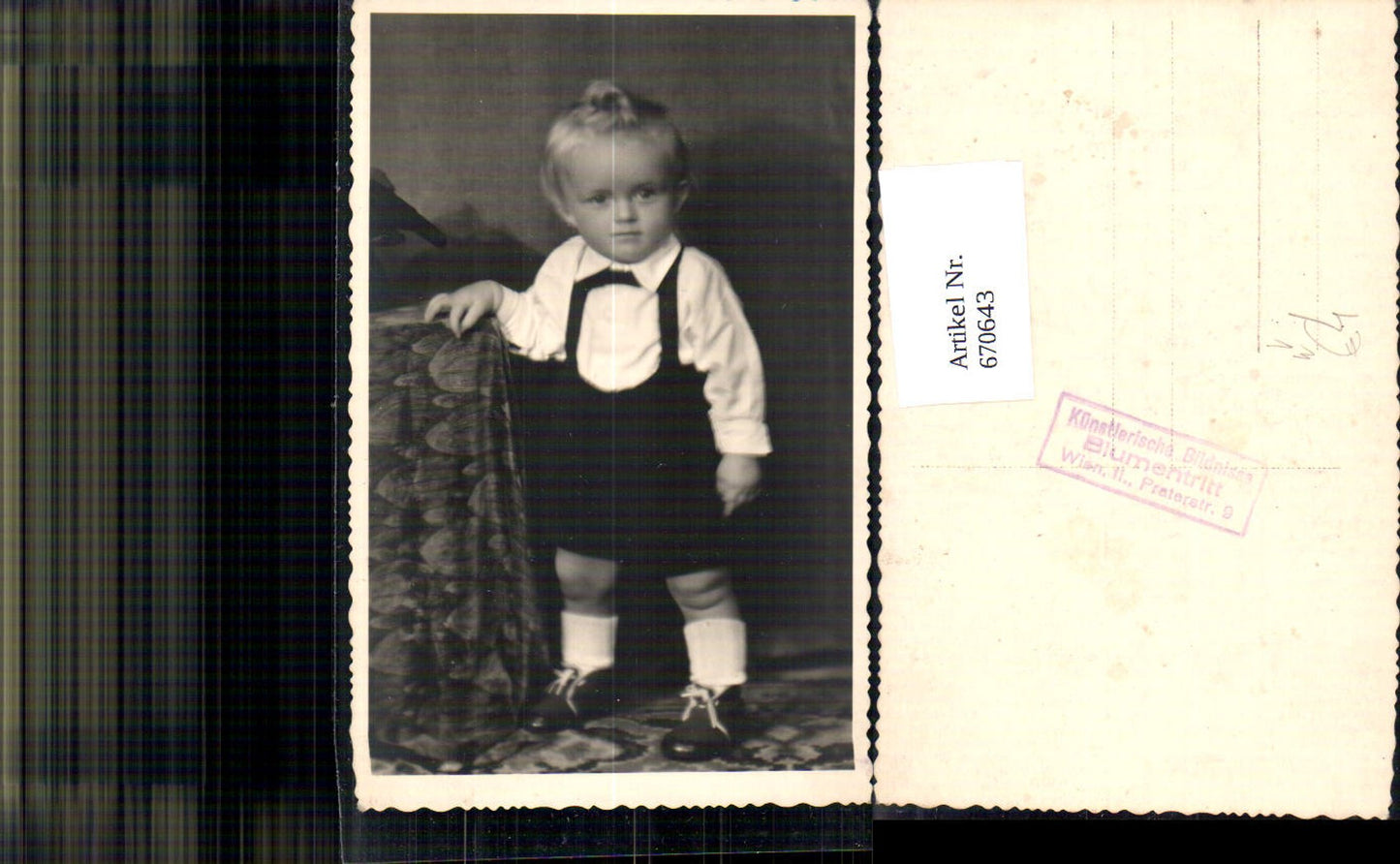 670643,Foto Ak Blonder Bub mit Latzhose stehend Kind pub Blumentritt Wien