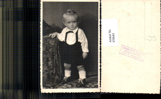 670643,Foto Ak Blonder Bub mit Latzhose stehend Kind pub Blumentritt Wien