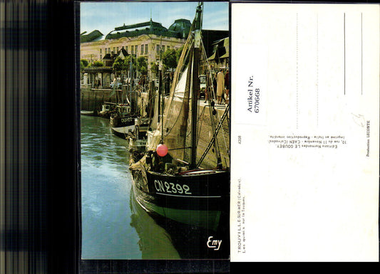 670668,Trouville-sur-Mer Calvados Les quais sur la Touques Schiffe Segelboote Hafen France