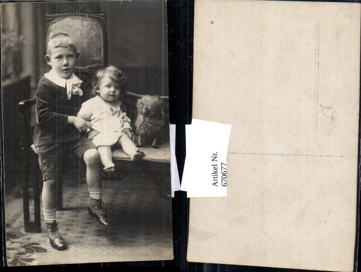 670677,Foto Ak Kinder Bub Junge m. Schwester Mädchen Plüschhund Spielzeug Portrait