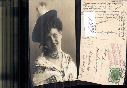 670699,Frau Portrait Hut Hutmode Schmuck Halskette Perlen pub NPG 713