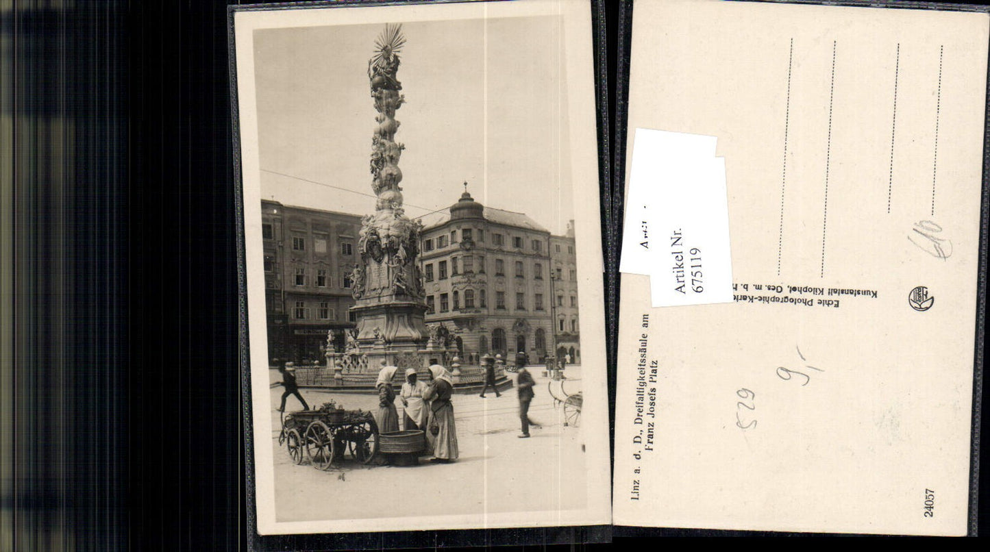 675119,Linz an der Donau Dreifaltigkeitssäule Frauen Szene Franz Josefs Platz