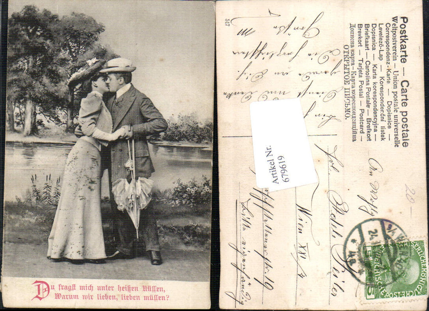 679619 Künstler AK Paar Kleid Hut Anzug Schirm Sonnenschirm Kuss