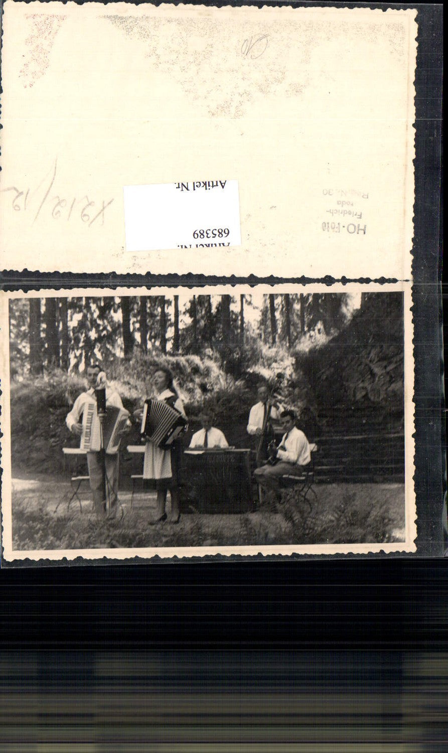 685389 Foto-AK Friedrichroda Kuhstallgruppe Kuhstall Gruppe Band Ziehharmonika