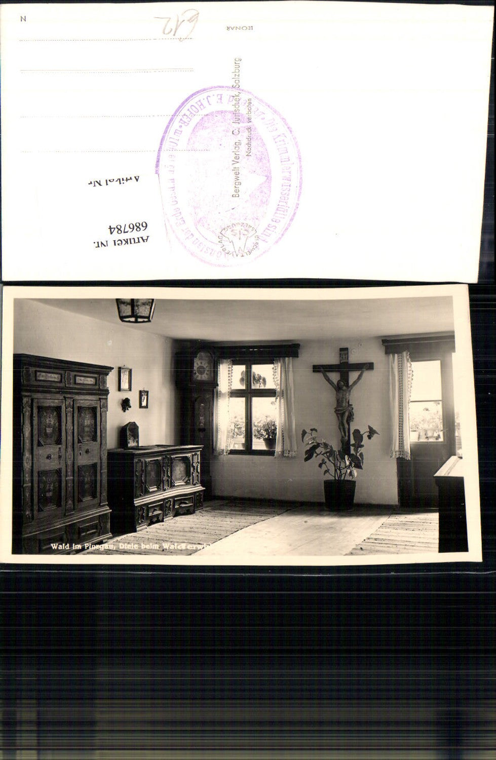 686784 Wald im Pinzgau Kreuz Stube Kommode Uhr Interieur Wanduhr Stehuhr Diele